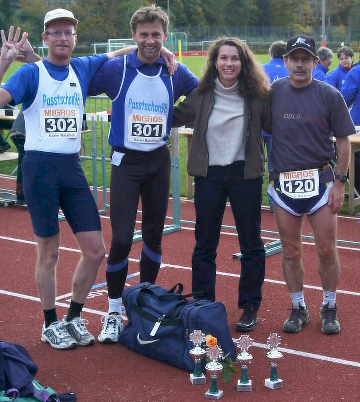 Wofr stehen denn die vier Finger von Gunter? 4 LuferInnen, 4 Pokale oder 4 Marathons in 4 Wochen?